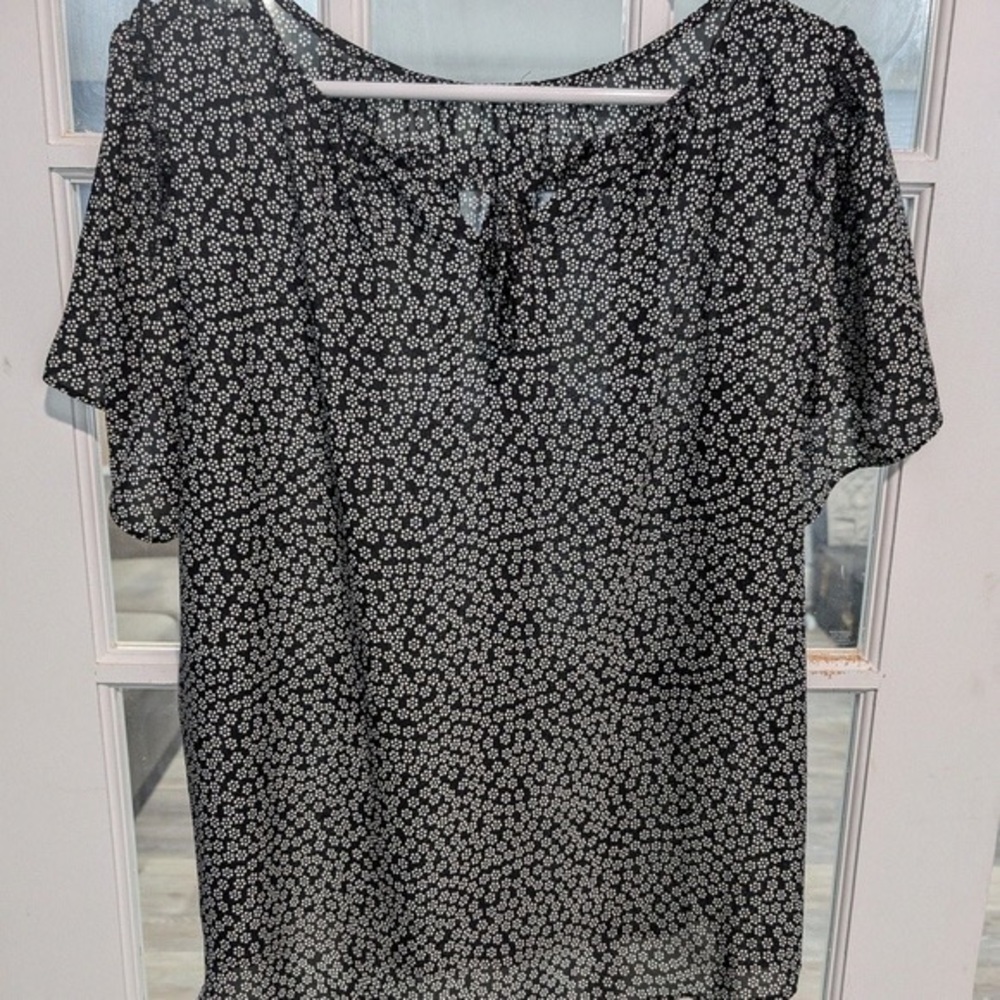 LC Lauren Conrad Black and White Floral Short Sleeve Blouse